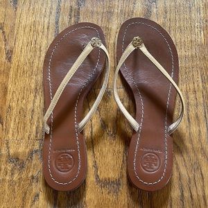 Tory Burch nude patent leather flip flop